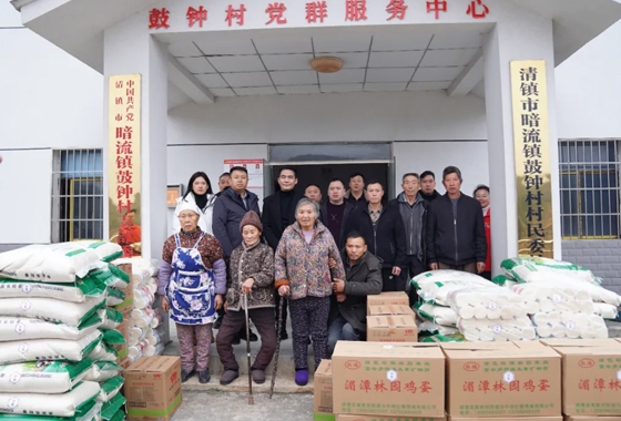 爱心敬老·暖意相随 | 中鉴酒业走进鼓钟村开展敬老慰问捐赠活动